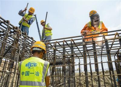 烈日下的坚守 天津重点工程建设者的高温奋战